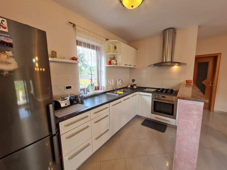 Opatija, Veprinac - Hiša z dvema apartmajema, veliko parcelo in pogledom na morje