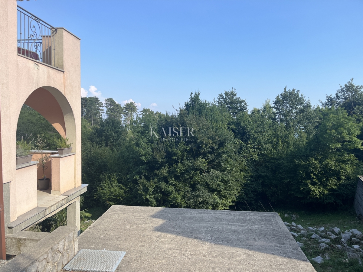 Opatija, Veprinac - Hiša z dvema apartmajema, veliko parcelo in pogledom na morje