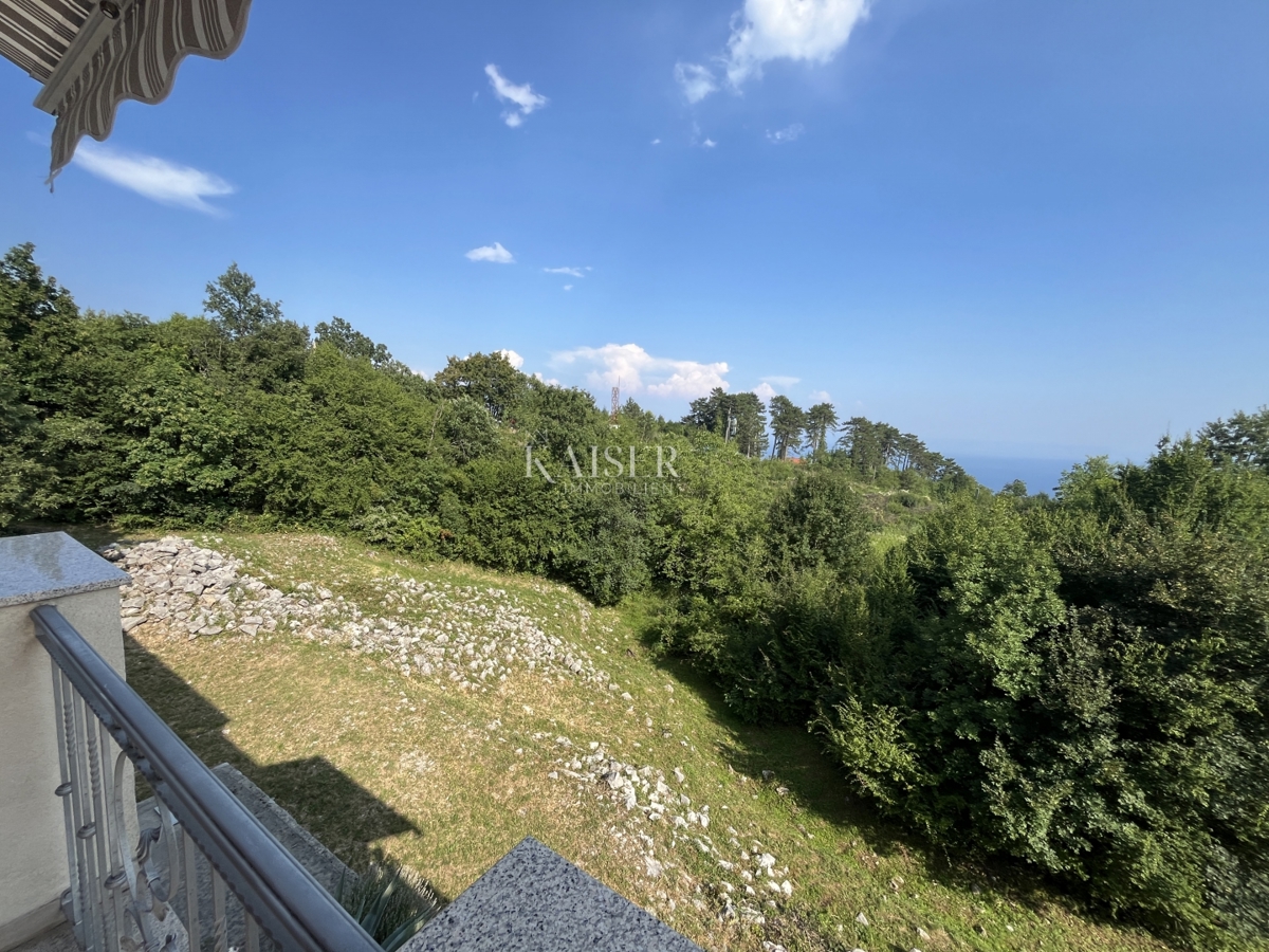 Opatija, Veprinac - Hiša z dvema apartmajema, veliko parcelo in pogledom na morje