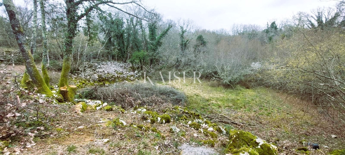 Krk, Malinska - gradbeno zemljišče, mirna lokacija obdana z zelenjem, 2068 m2