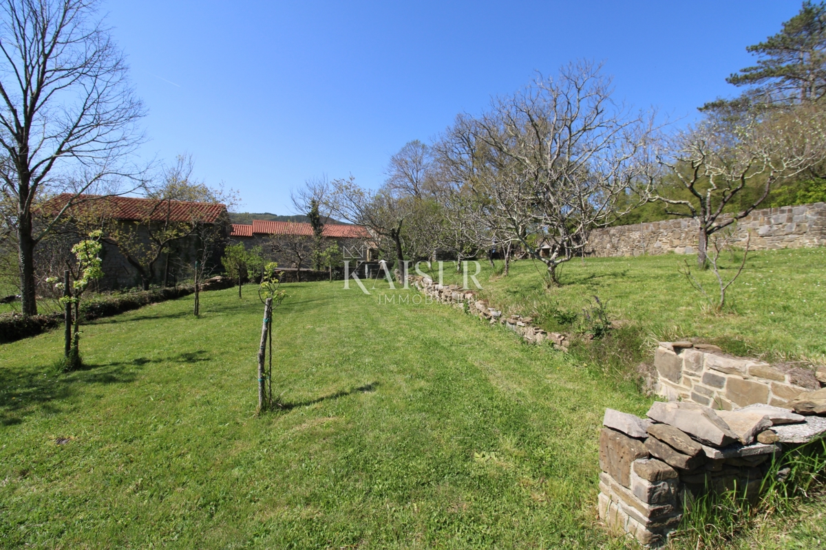 Istra - Buzet, hiša z zemljiščem na 20000 m2