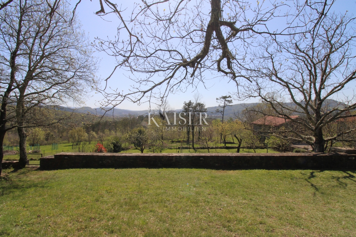 Istra - Buzet, hiša z zemljiščem na 20000 m2