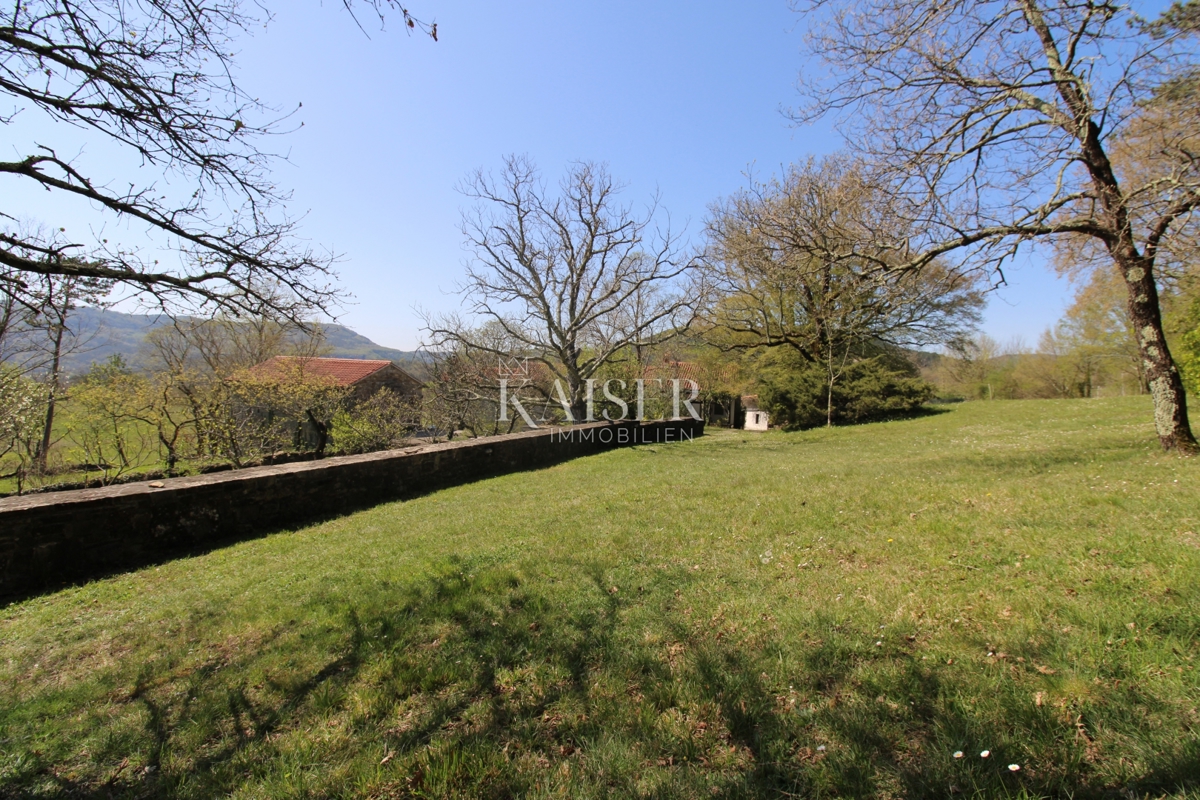 Istra - Buzet, hiša z zemljiščem na 20000 m2