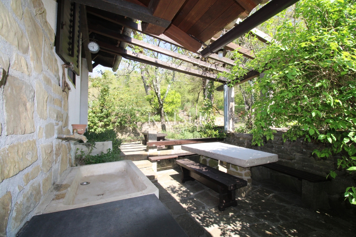 Istra - Buzet, hiša z zemljiščem na 20000 m2
