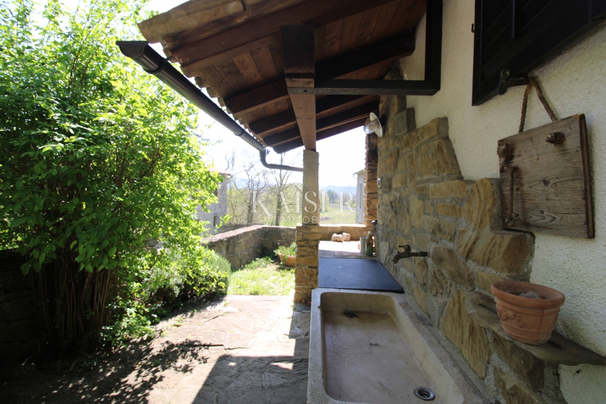 Istra - Buzet, hiša z zemljiščem na 20000 m2