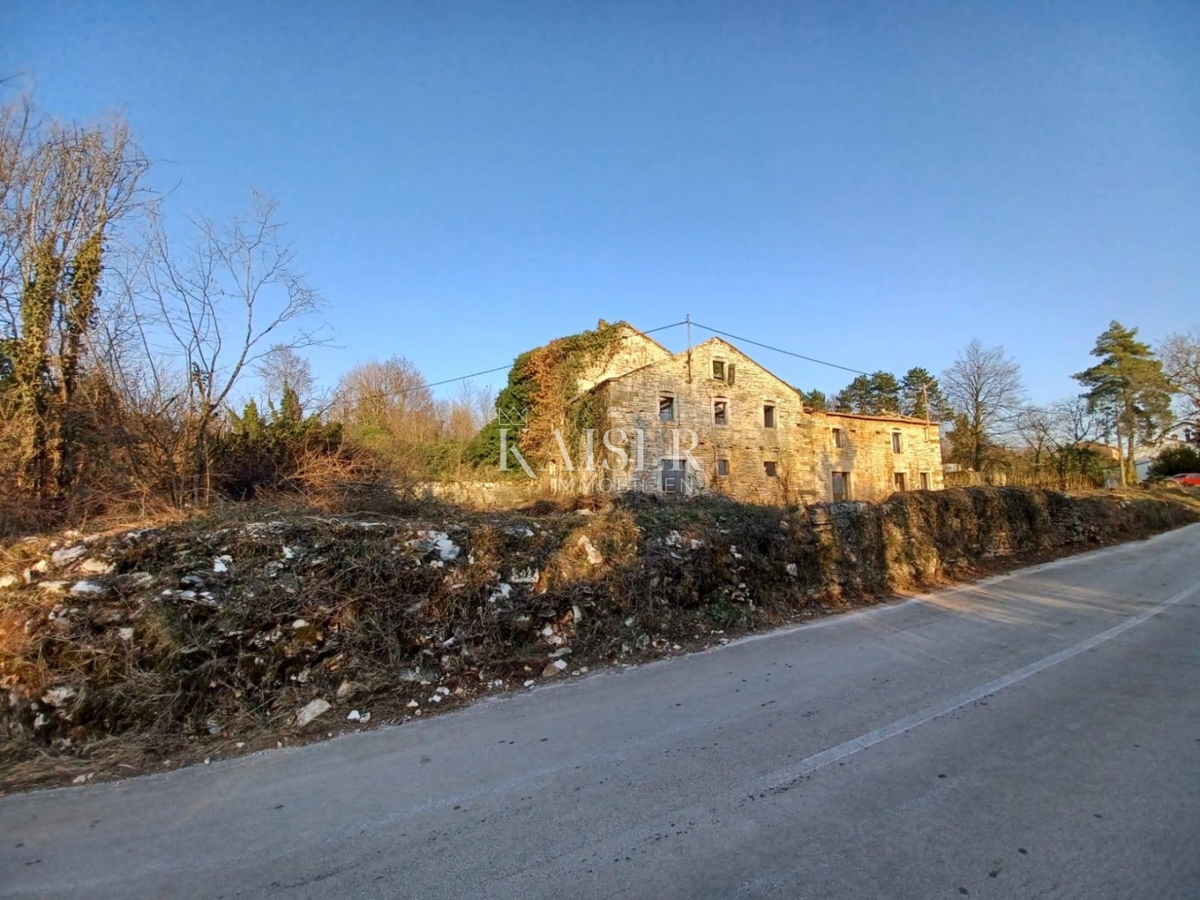  Zazidljivo zemljišče Grožnjan, 1.017m2