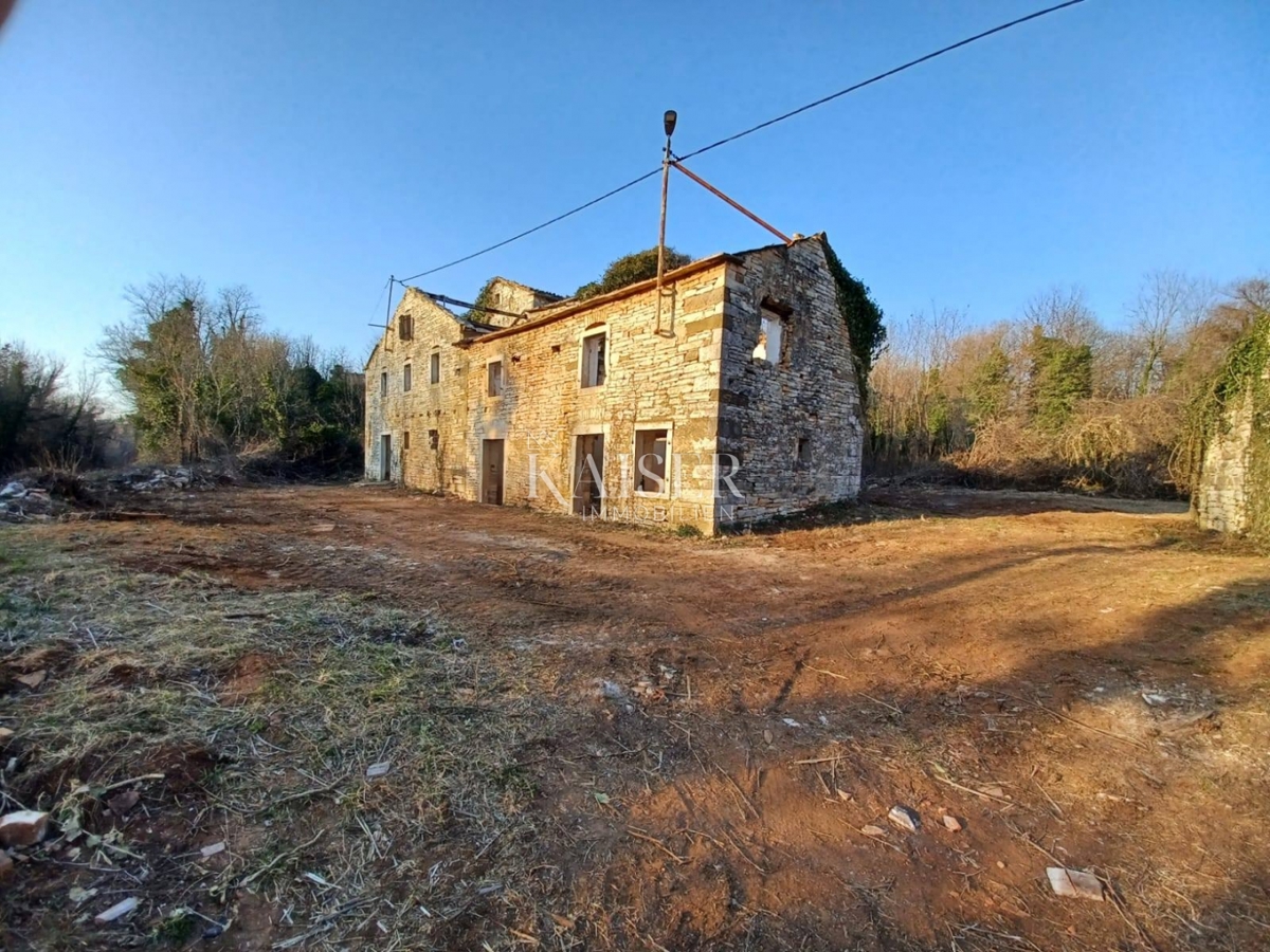  Zazidljivo zemljišče Grožnjan, 1.017m2