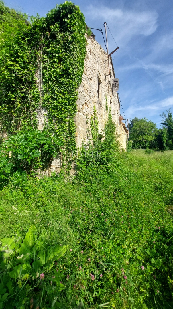  Zazidljivo zemljišče Grožnjan, 1.017m2