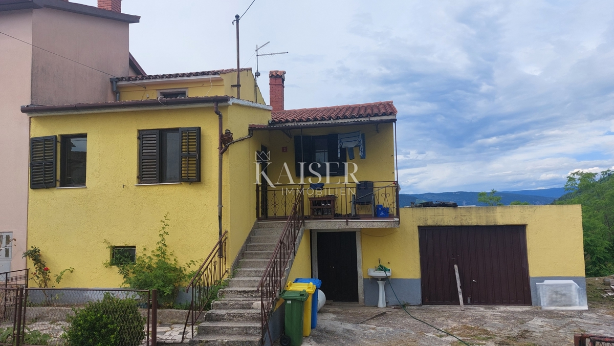 Istra, Motovun - hiša za prenovo z vrtom, 150m2, pogled na Motovun