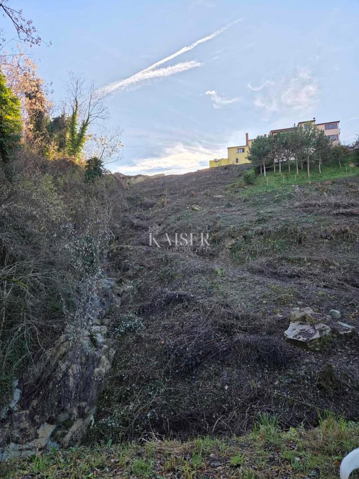 Istra, Motovun - hiša za prenovo z vrtom, 150m2, pogled na Motovun