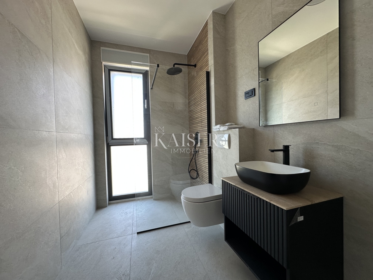 Zadar, Diklo, stanovanje 94,58 m2, strešna terasa, 50 m od morja