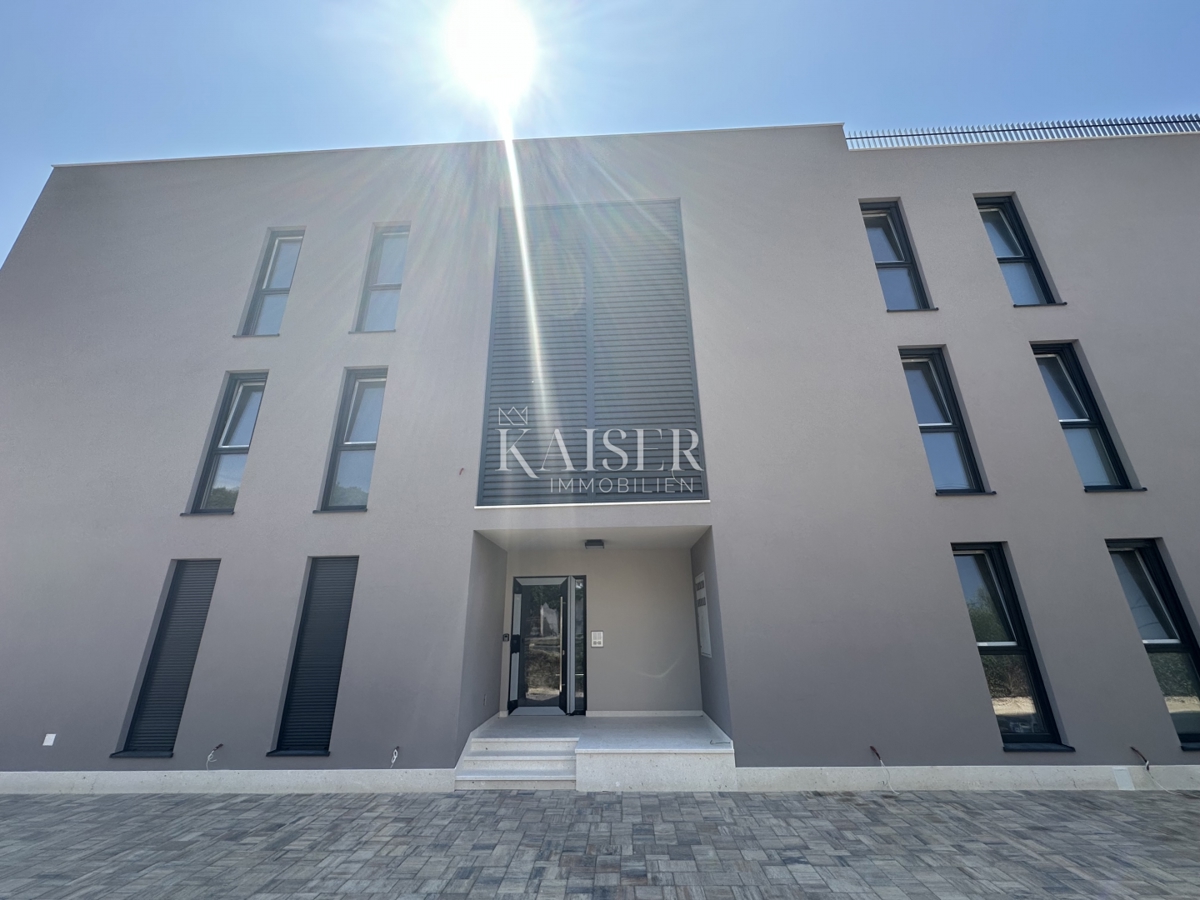 Zadar, Diklo, stanovanje 94,58 m2, strešna terasa, 50 m od morja