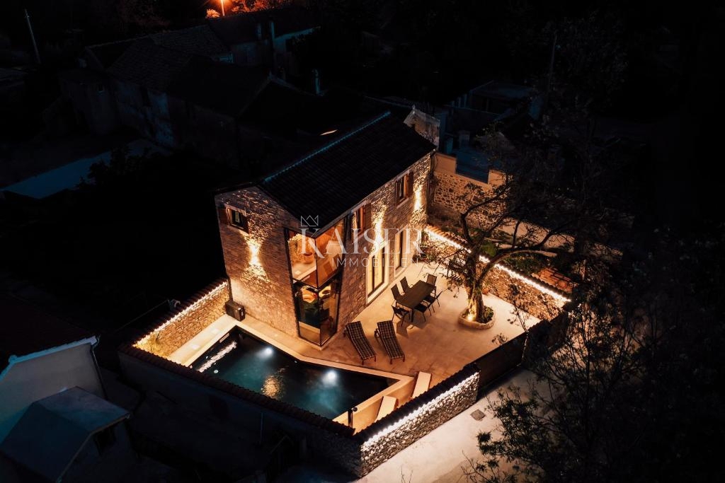 Privlaka - Zadar: Avtentična kamnita vila z ogrevanim bazenom
