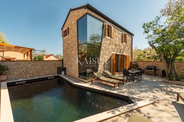 Privlaka - Zadar: Avtentična kamnita vila z ogrevanim bazenom