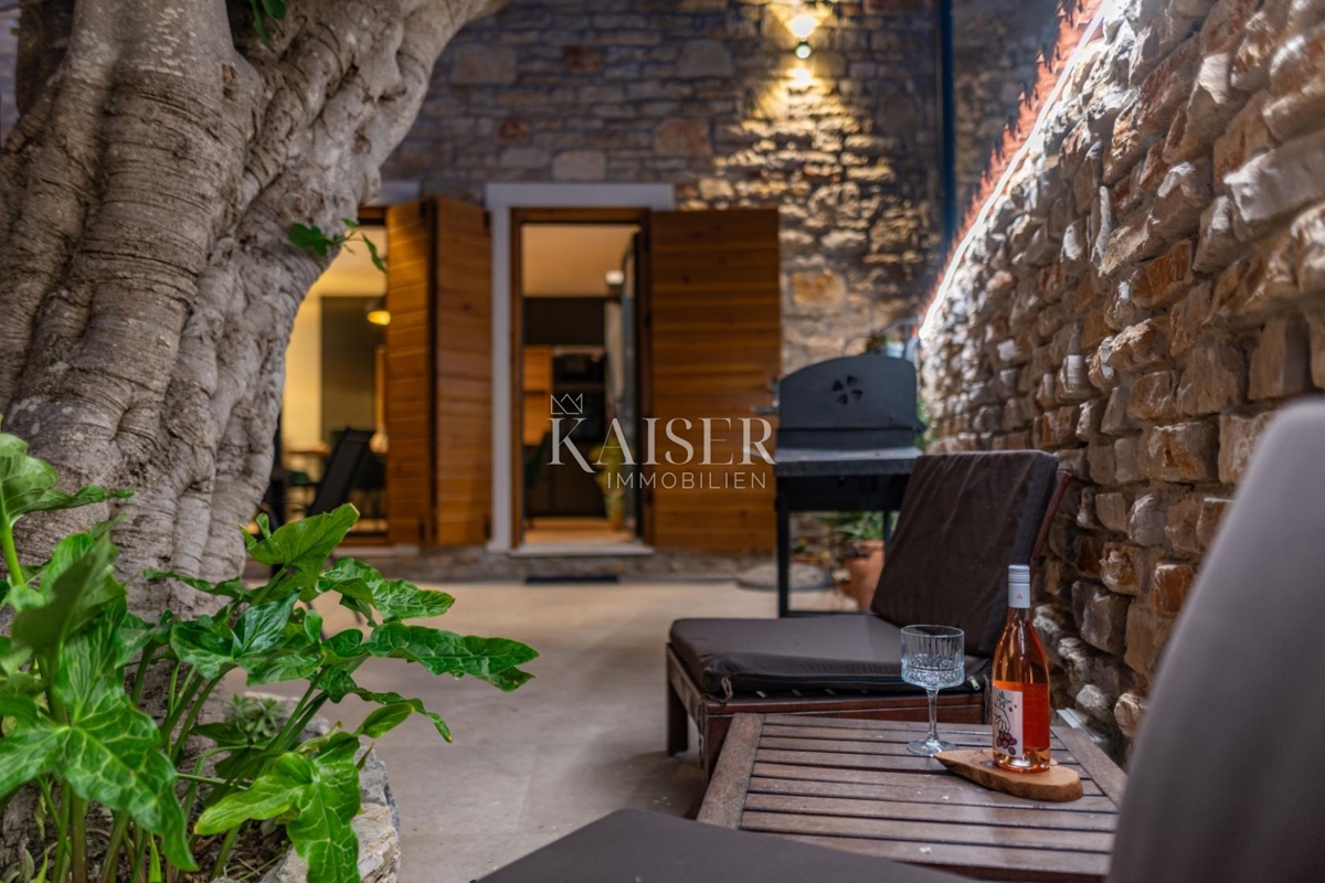 Privlaka - Zadar: Avtentična kamnita vila z ogrevanim bazenom