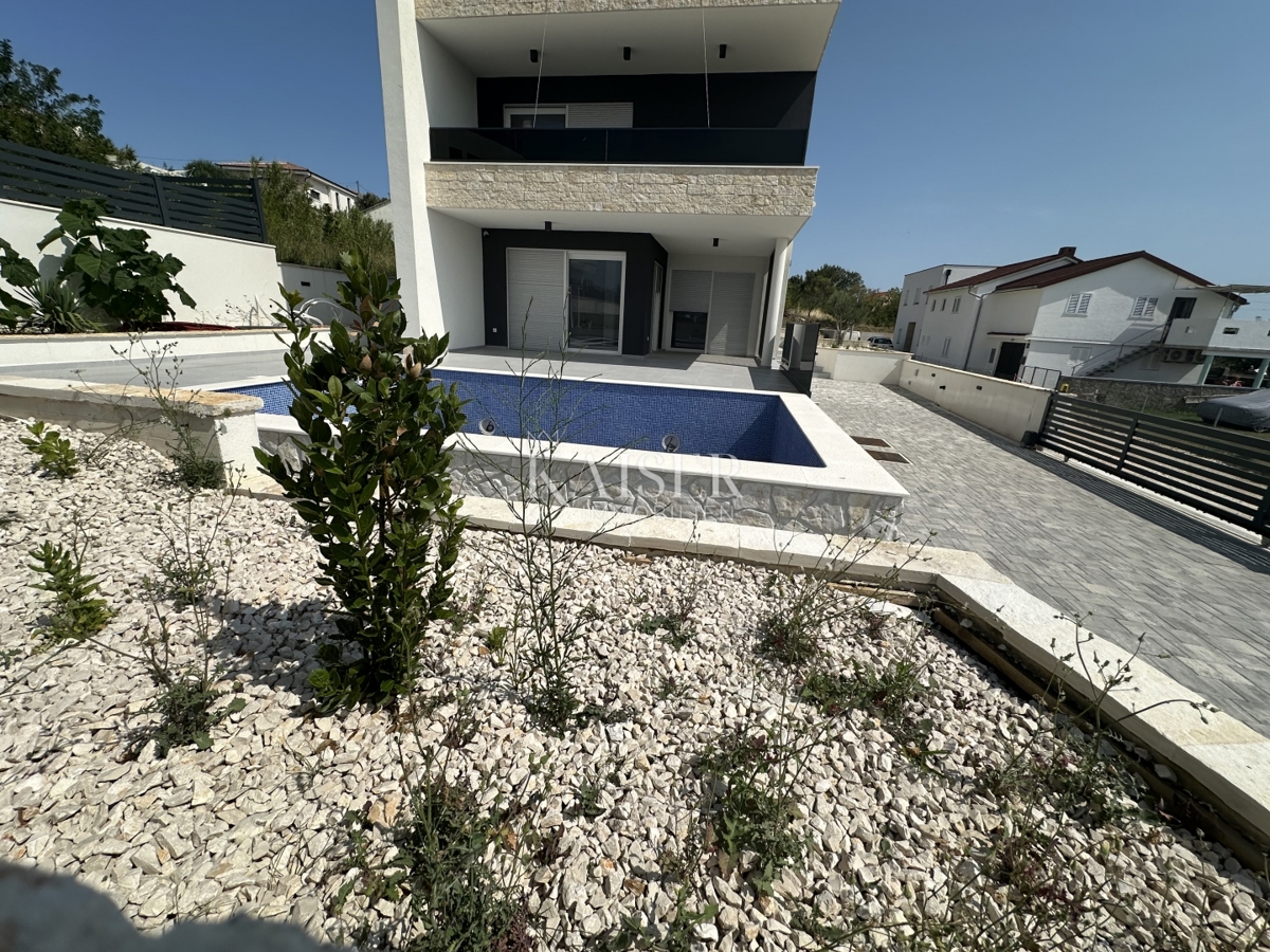Zadar, Rtina - Luksuzna vila z bazenom, 250 m od plaže