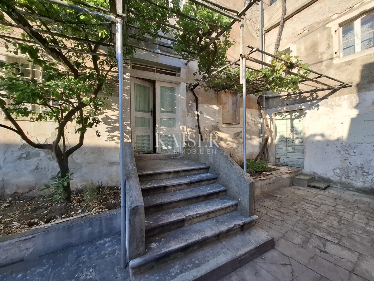 Mali Lošinj, velika kamnita hiša v starem mestnem jedru