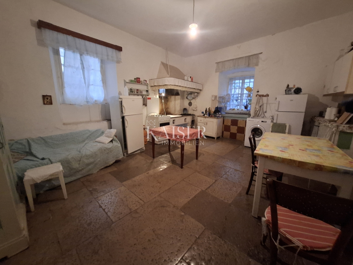 Mali Lošinj, velika kamnita hiša v starem mestnem jedru