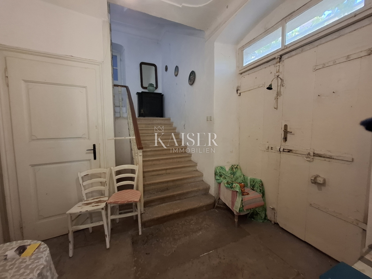 Mali Lošinj, velika kamnita hiša v starem mestnem jedru