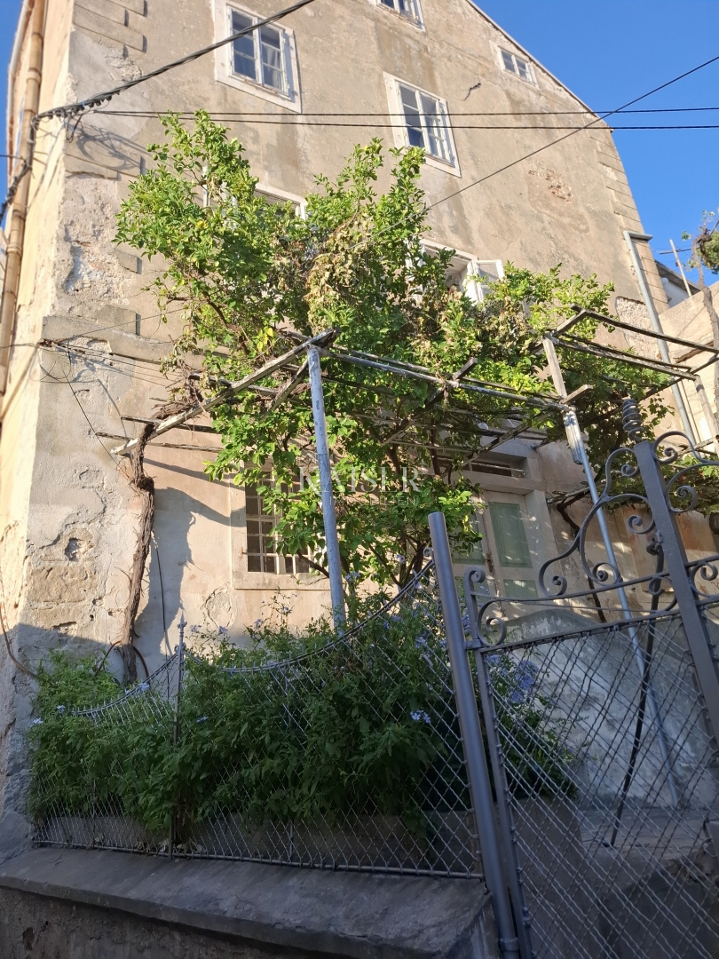 Mali Lošinj, velika kamnita hiša v starem mestnem jedru