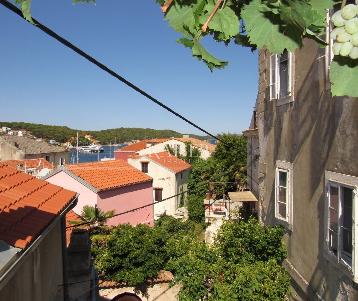 Mali Lošinj, velika kamnita hiša v starem mestnem jedru
