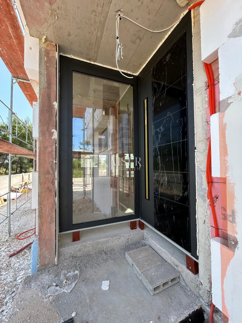 Zadar, Privlaka - nova luksuzna vila z bazenom v borovem gozdu, le nekaj korakov od peščene plaže