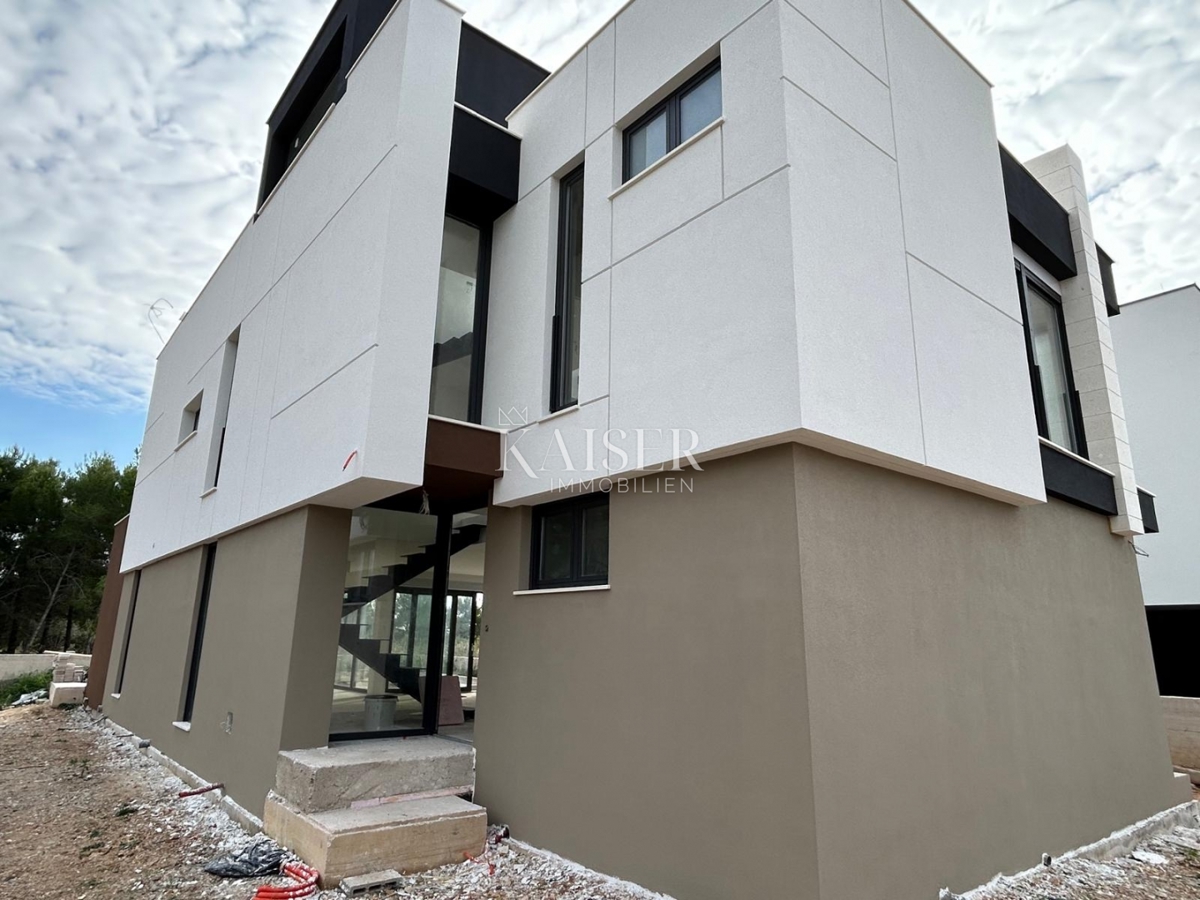 Zadar, Privlaka - nova luksuzna vila z bazenom v borovem gozdu, le nekaj korakov od peščene plaže