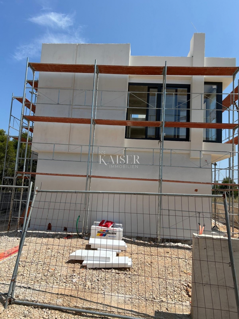 Zadar, Privlaka - nova luksuzna vila z bazenom v borovem gozdu, le nekaj korakov od peščene plaže