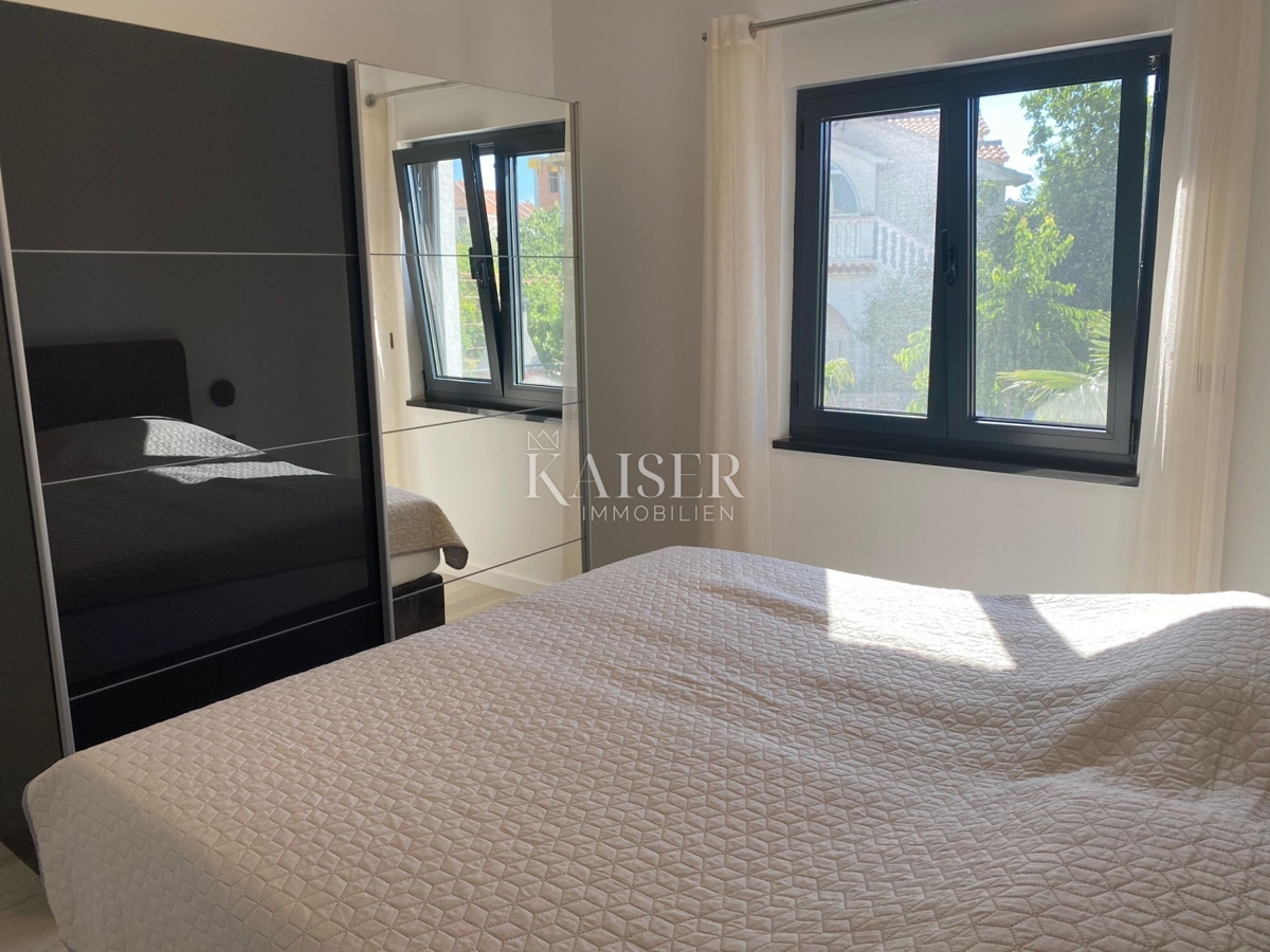 SRIMA, VODICE – LUKSUZNO DVOSOBNO APARTMA, 50 M OD PLAŽE
