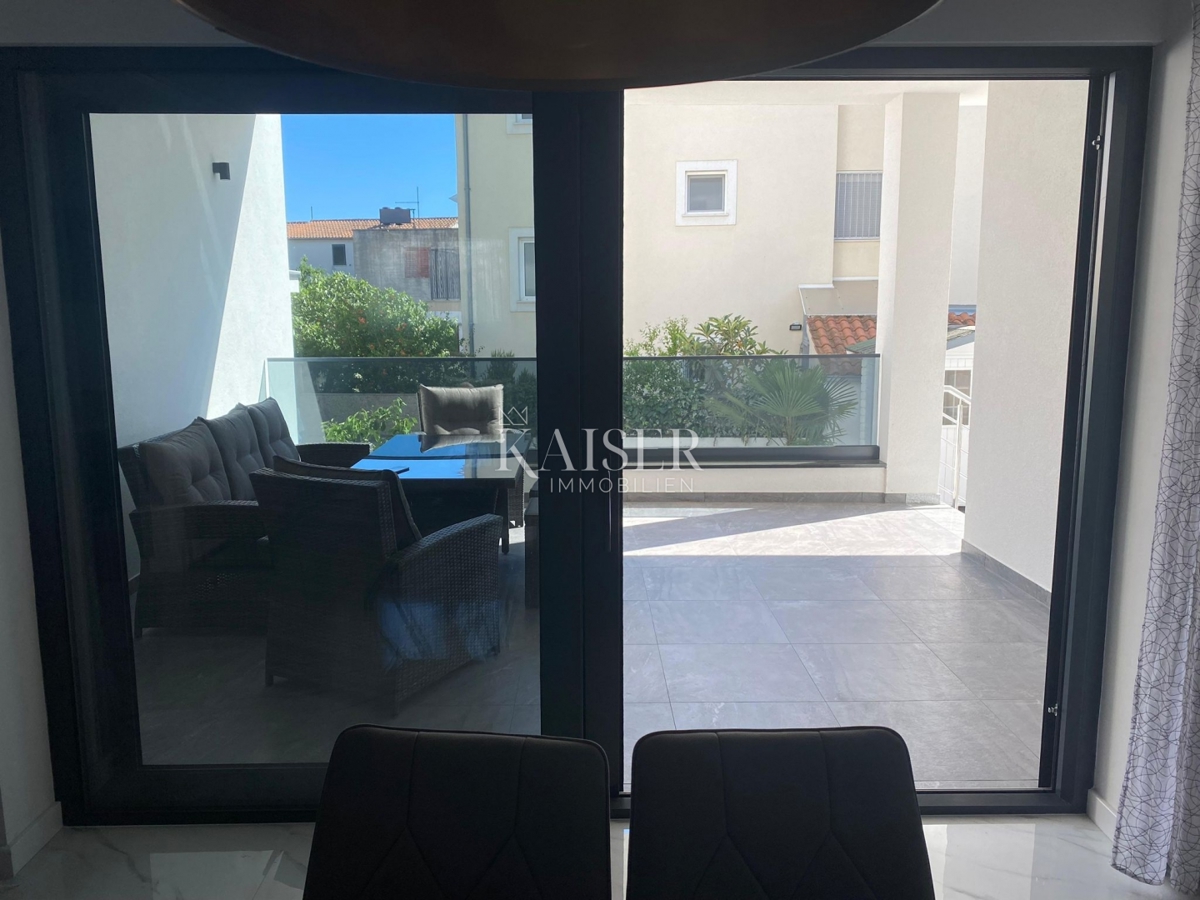 SRIMA, VODICE – LUKSUZNO DVOSOBNO APARTMA, 50 M OD PLAŽE