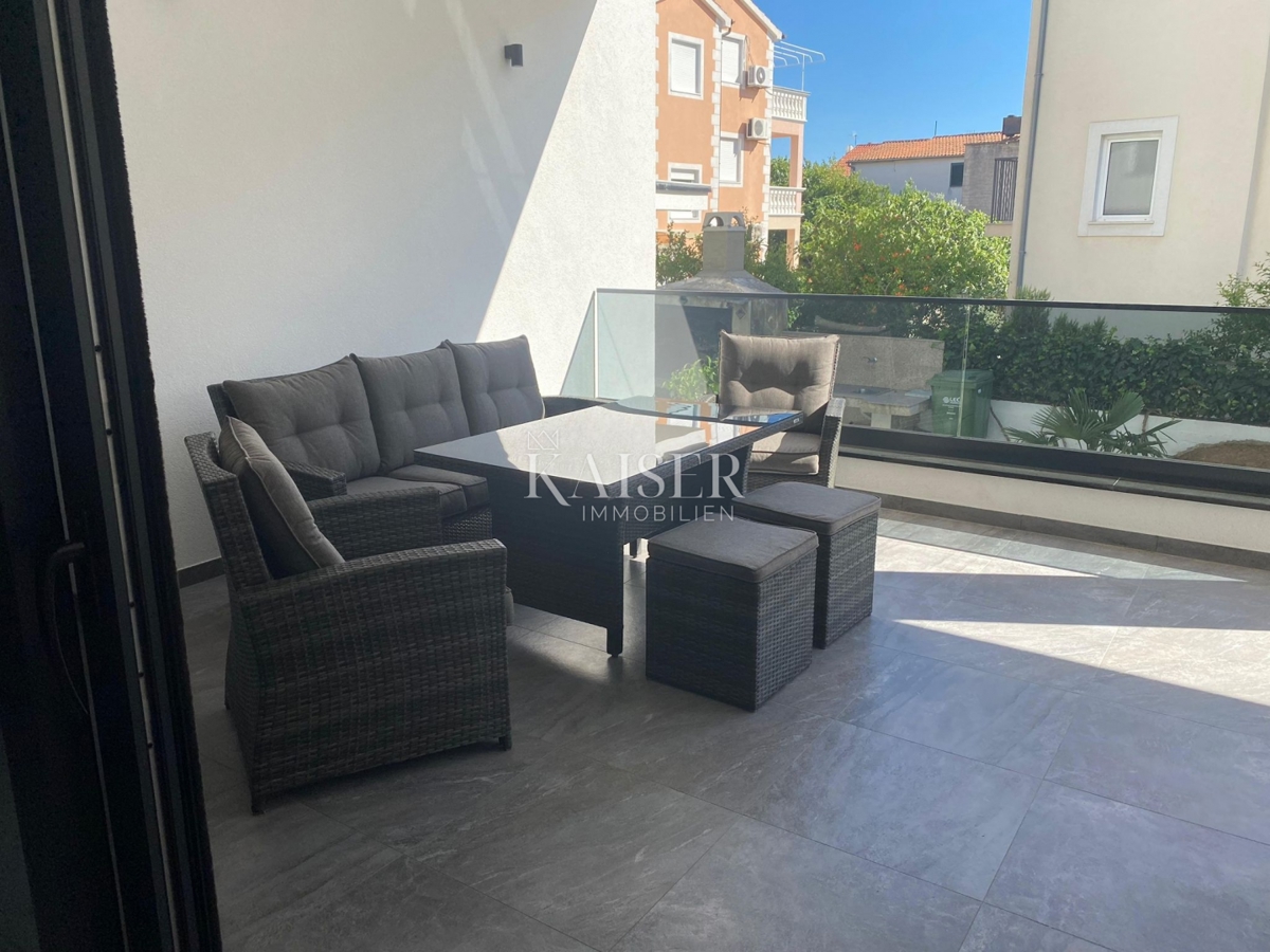 SRIMA, VODICE – LUKSUZNO DVOSOBNO APARTMA, 50 M OD PLAŽE