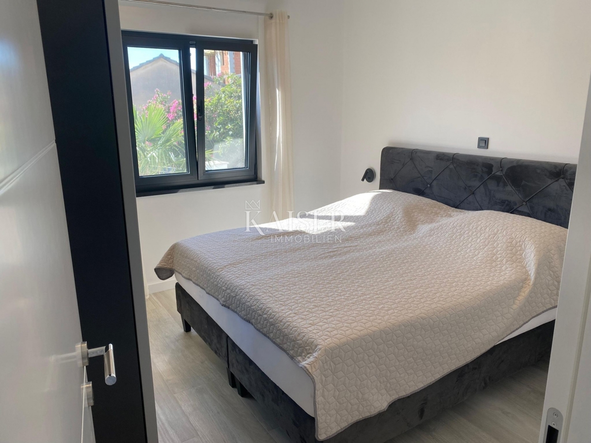 SRIMA, VODICE – LUKSUZNO DVOSOBNO APARTMA, 50 M OD PLAŽE