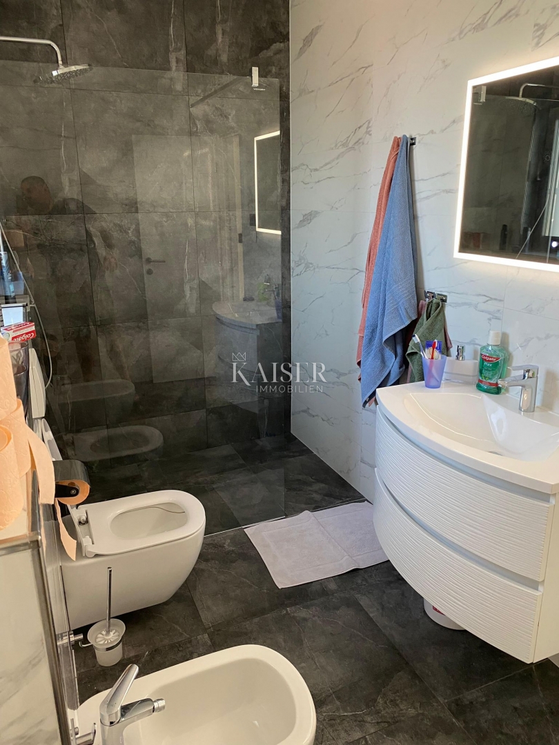 SRIMA, VODICE – LUKSUZNO DVOSOBNO APARTMA, 50 M OD PLAŽE