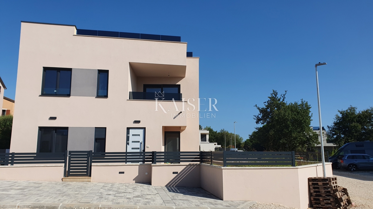 Istra - Poreč, trosobno stanovanje v pritličju 1 km od morja