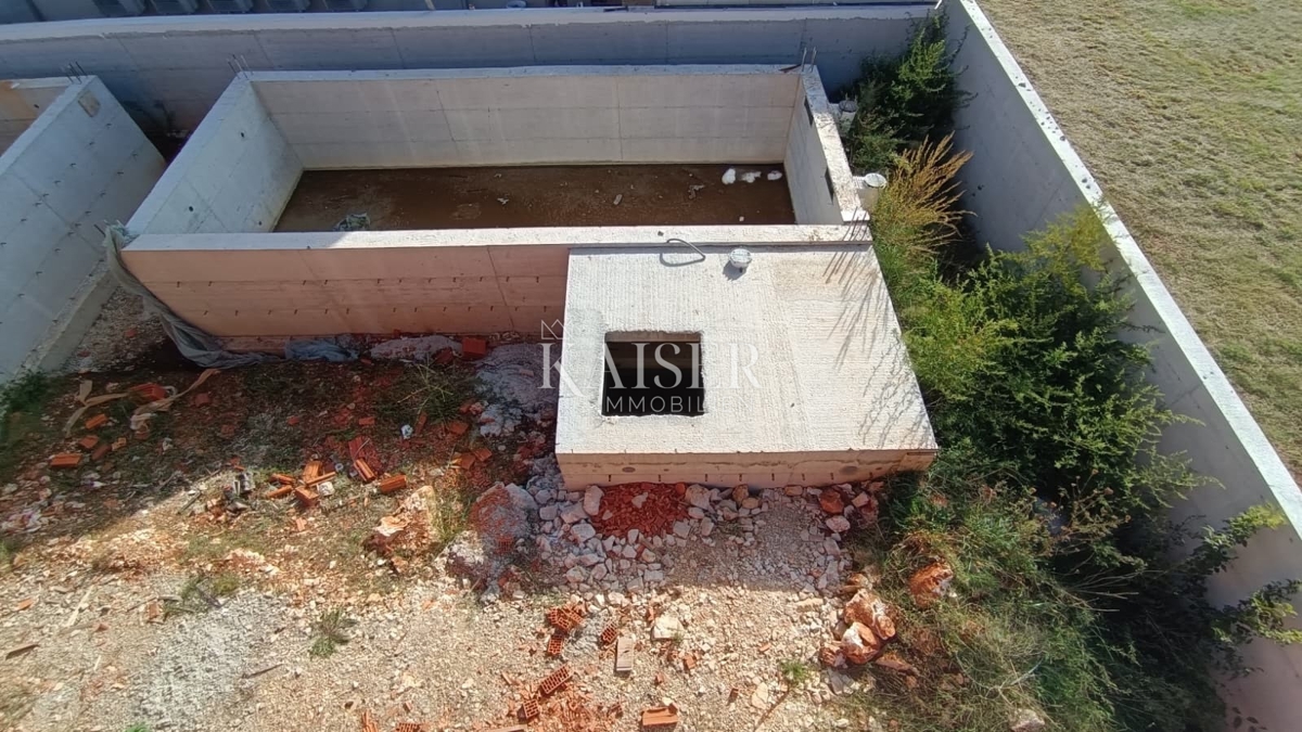 Istra, Pula - moderna polsamostojna hiša 120m2 z bazenom in teraso