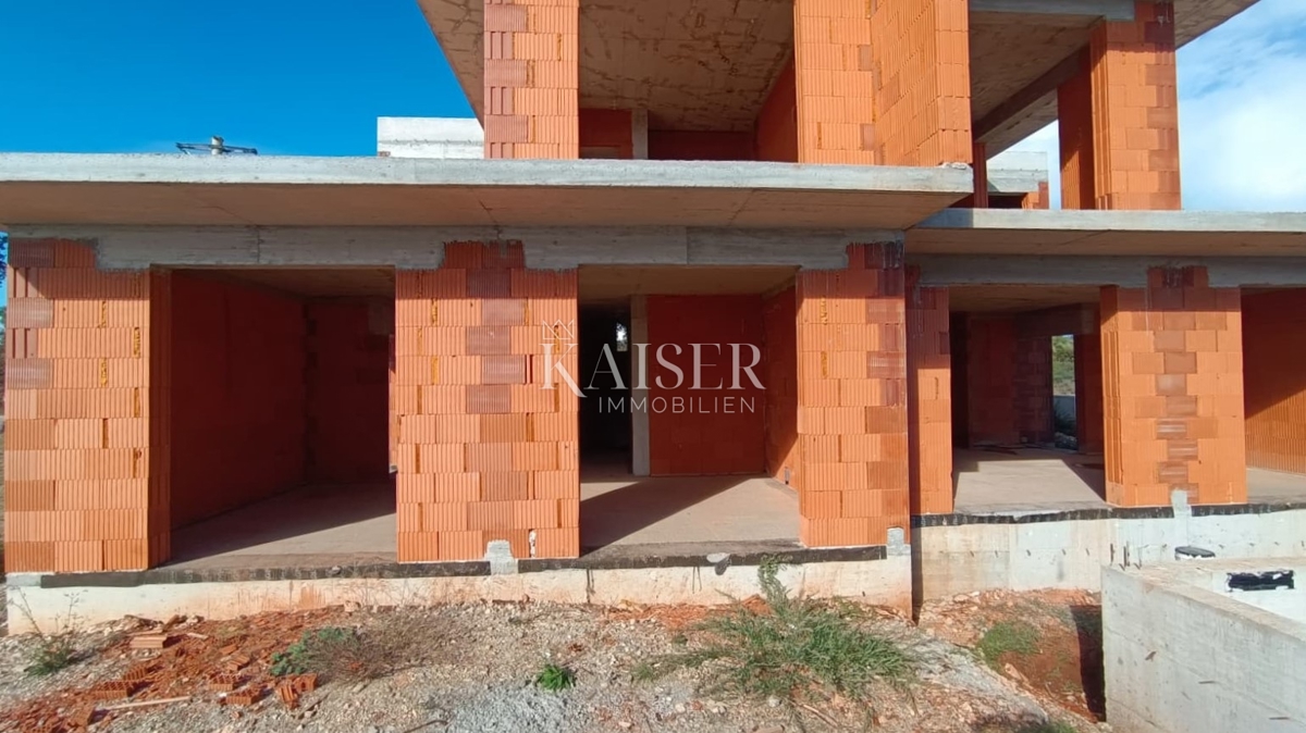 Istra, Pula - moderna polsamostojna hiša 120m2 z bazenom in teraso