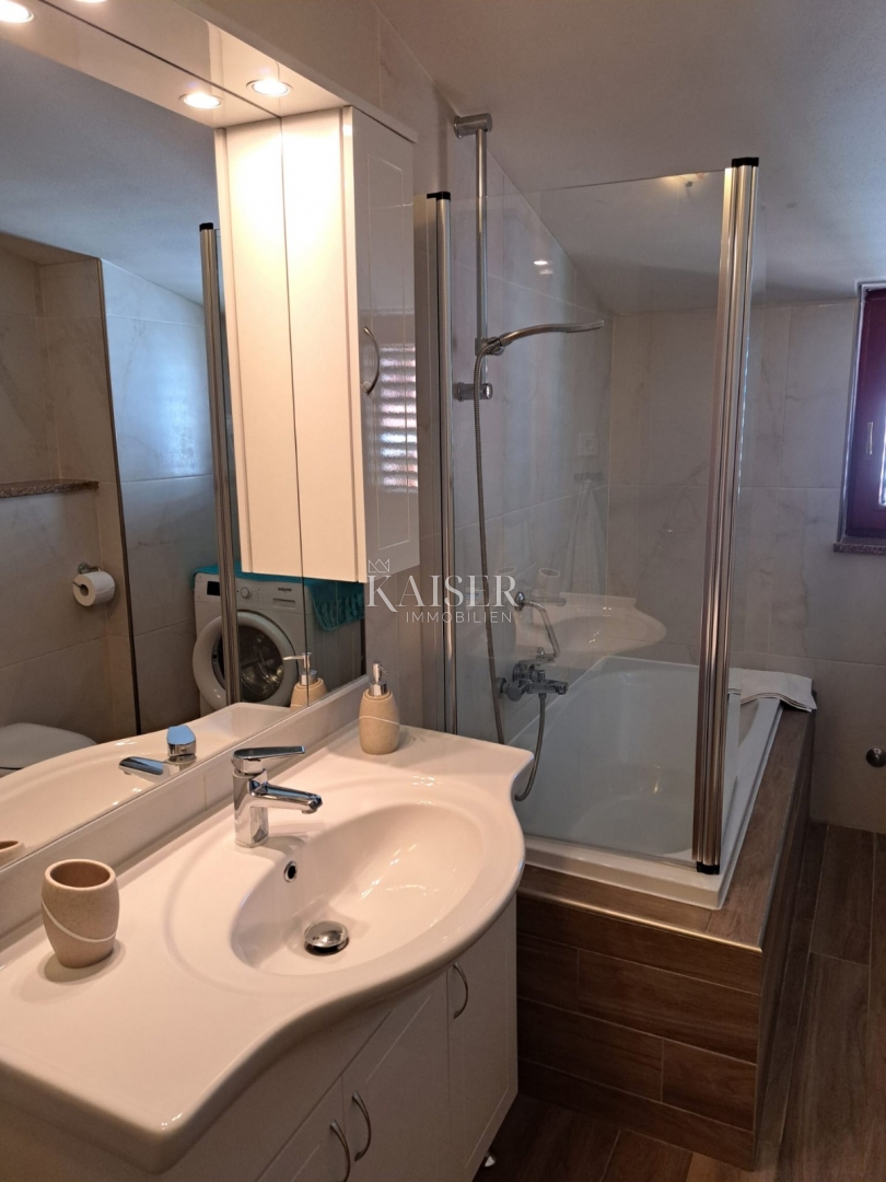 Istra, Medulin - apartmajska hiša 430m2 le 200m od morja