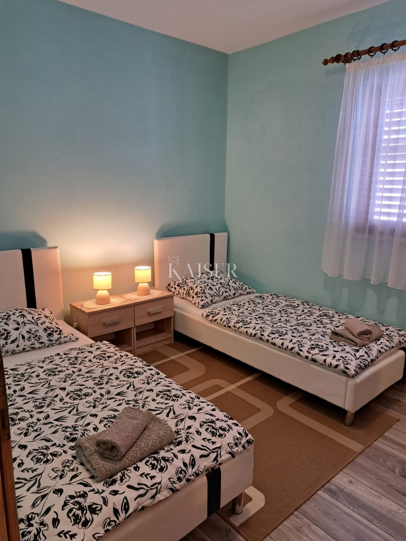 Istra, Medulin - apartmajska hiša 430m2 le 200m od morja