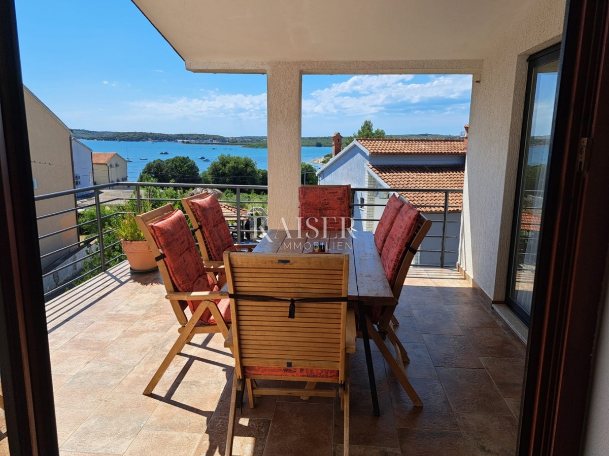 Istra, Medulin - apartmajska hiša 430m2 le 200m od morja