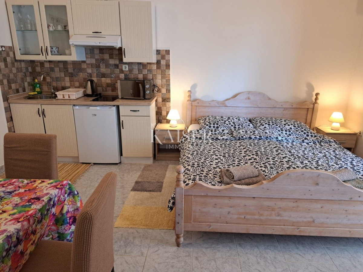 Istra, Medulin - apartmajska hiša 430m2 le 200m od morja