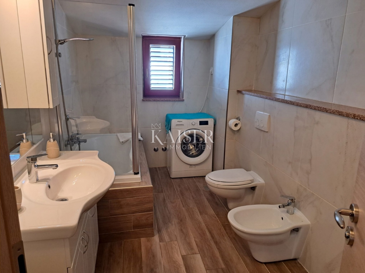 Istra, Medulin - apartmajska hiša 430m2 le 200m od morja