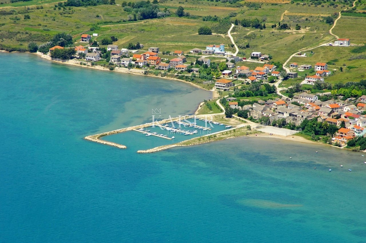 Zadar, Ljubač - pripravljeno za gradnjo, atraktivno zemljišče z gradbenim dovoljenjem 250 m od peščene plaže