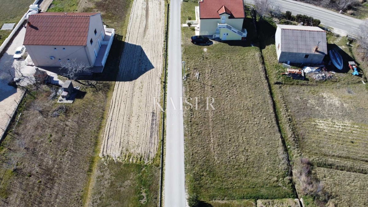 Zadar, Ljubač - pripravljeno za gradnjo, atraktivno zemljišče z gradbenim dovoljenjem 250 m od peščene plaže