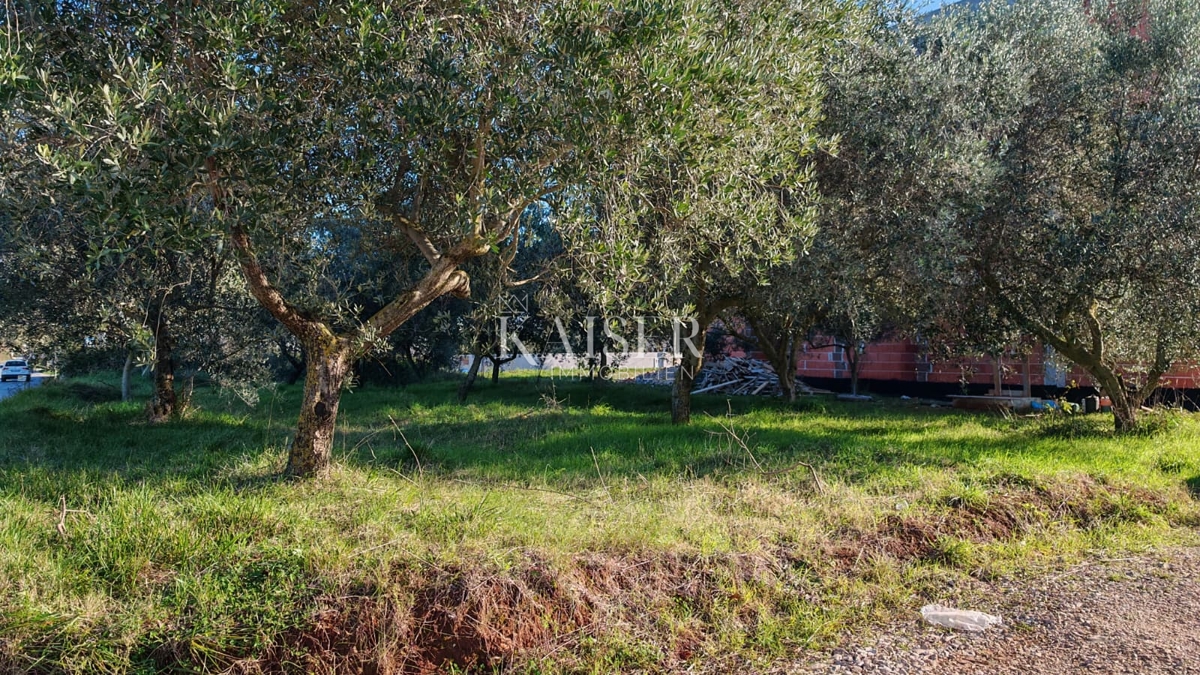 Istra, Pula - gradbeno zemljišče 586m² z odlično infrastrukturo