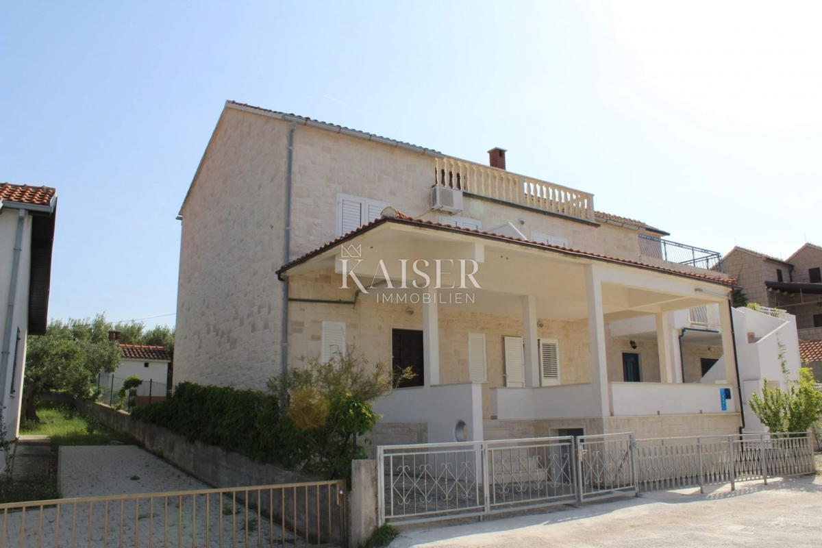 Otok Brač - Čudovita kamnita hiša s petimi apartmaji, oljčnim nasadom in panoramskim pogledom na morje