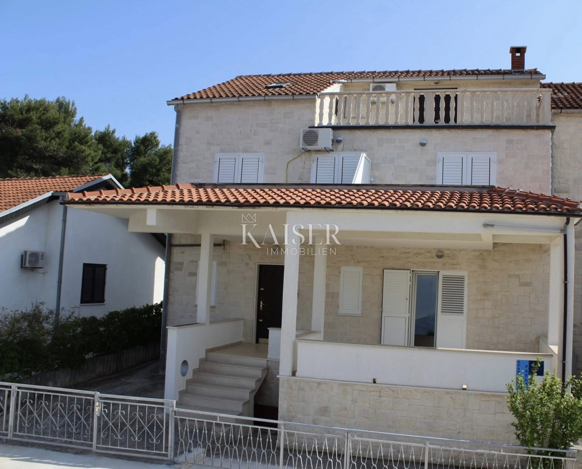 Otok Brač - Čudovita kamnita hiša s petimi apartmaji, oljčnim nasadom in panoramskim pogledom na morje