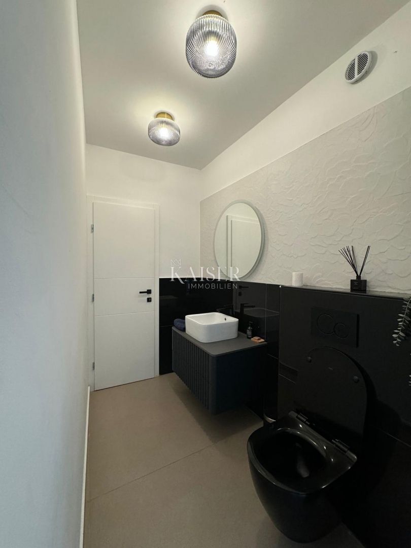 Kostrena - čudovita prenovljena obalna hiša