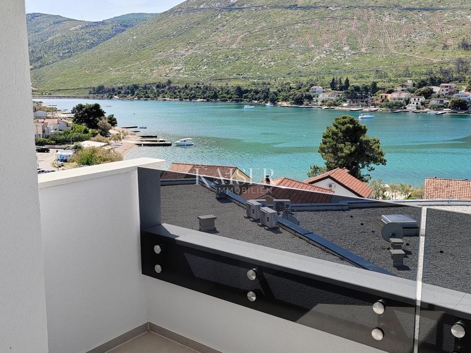 Grebaštica, Šibenik - Prostorno trisobno stanovanje z dvema velikima ložama, 100 m od morja