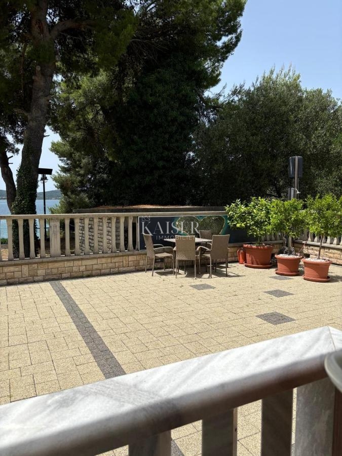 Sveti Filip i Jakov - vila prva vrsta ob morju