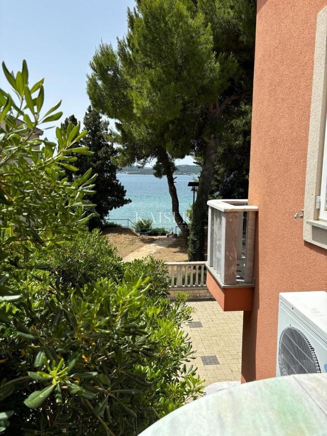 Sveti Filip i Jakov - vila prva vrsta ob morju